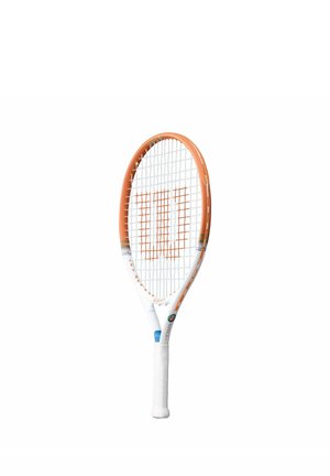 Racchetta da tennis con telaio bianco e arancione, impugnatura bianca e logo arancione "W" sulle corde, isolata su sfondo bianco.