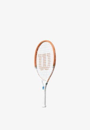 Tennisracket met wit en oranje frame, wit handvat en oranje "W"-logo op de snaren, geïsoleerd op een witte achtergrond.