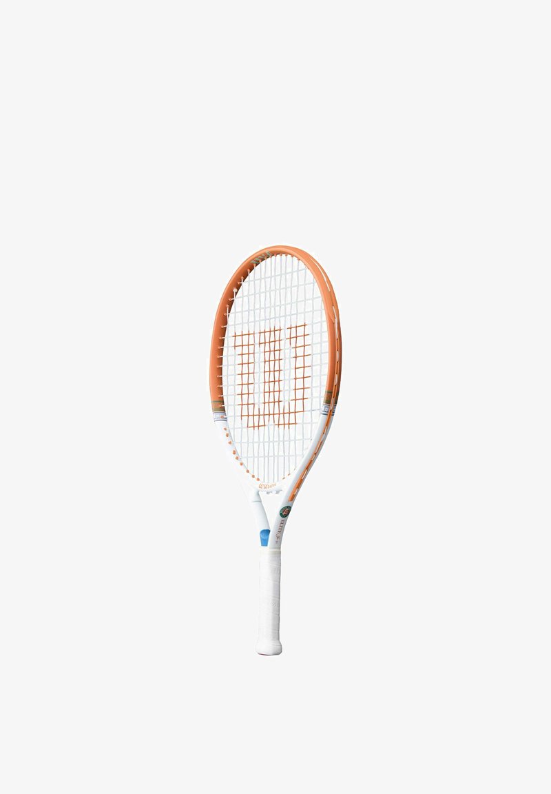 Raquette de tennis avec cadre blanc et orange, grip blanc et logo orange "W" sur les cordes, isolée sur fond blanc.