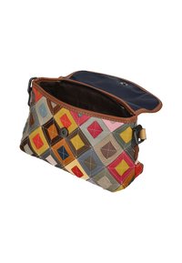 Bolso acolchado con patrones de diamantes multicolores en varios tonos, ribete de cuero marrón y cierre con botón magnético. Interior oscuro.
