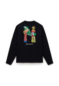 Černé tričko s dlouhým rukávem s barevným grafikou sendviče, lana, listové zeleniny, jablka, větráku, krabičky džusu, varovného znaku a textem "Gita survival kit" na zádech.