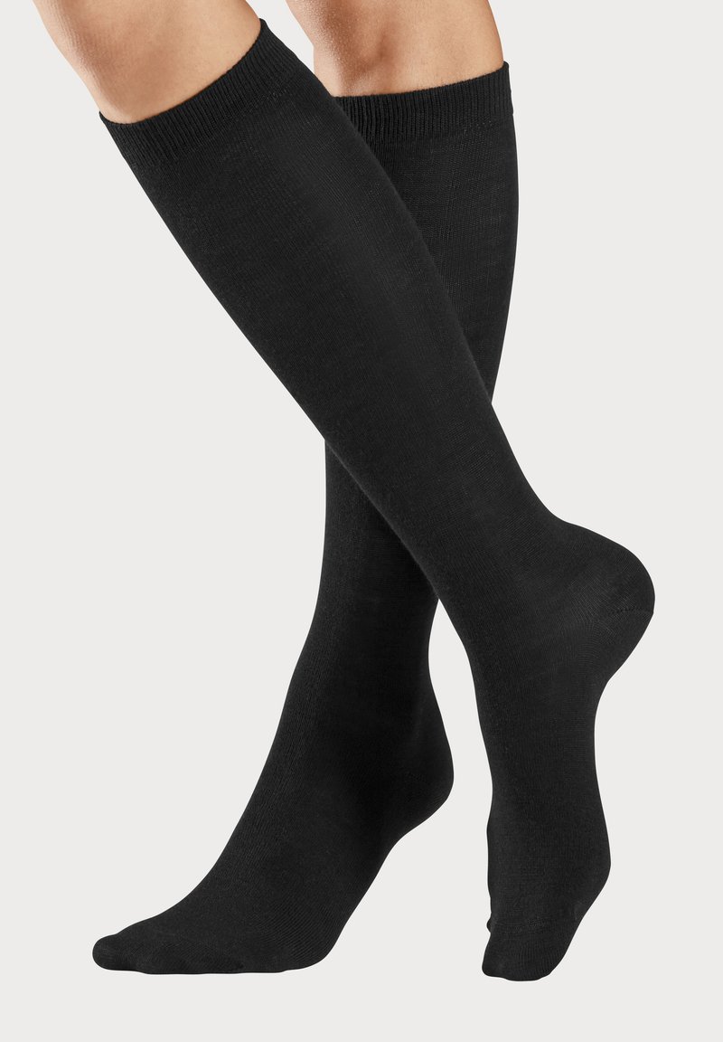 Schwarze knielange Socken aus glattem, dehnbarem Stoff, mit einem gerippten Bund und nahtloser Zehenpartie für Komfort und eine saubere Verarbeitung.