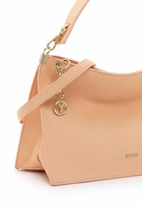 Borsa a tracolla in pelle color pesco con finitura texture, accessori in oro e tracolla regolabile. Presenta un accento con logo circolare.