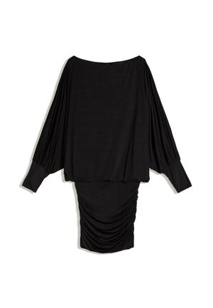 Robe noire avec large encolure bateau, manches longues plissées de style évêque, jupe ajustée froncée, et poignets à revers posés à plat sur un fond blanc.