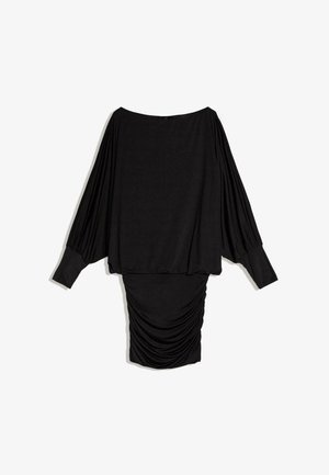 Schwarzes Kleid mit weitem Bootsausschnitt, langen plissierten Bischofsärmeln, figurbetontem gerafftem Rock und gerafften Handgelenken, flach auf weißem Hintergrund liegend.