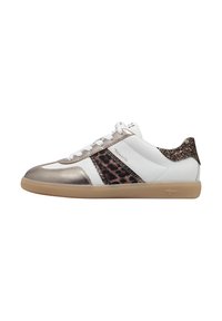 Biały i złoty sneaker z akcentami w panterkę i błyszczącym obcasem. Posiada zaokrąglony nosek, wiązanie na sznurówki oraz elastyczną gumową podeszwę.