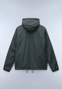 Chaqueta con capucha de color verde oscuro que cuenta con una tela suave y mate, dos bolsillos laterales, cordones ajustables en el dobladillo y sin marcas visibles.