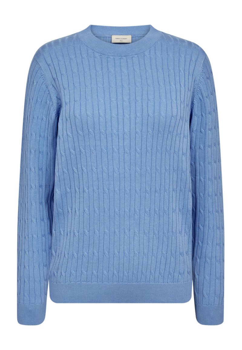 Lichtblauwe gebreide trui met een geribbelde textuur, ronde hals en lange mouwen. Heeft een kabelpatroon en geribbelde manchetten en zoom.