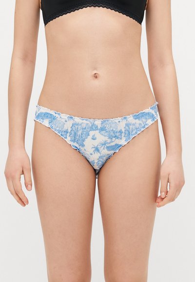 Μπικίνι κάτω μέρος με μπλε και λευκό λουλουδάτο μοτίβο, με φρουφρού περιμετρικά, φτιαγμένο από μαλακό ύφασμα, σχεδιασμένο με χαμηλή γραμμή. Δεν υπάρχουν ορατά μεταλλικά στοιχεία.