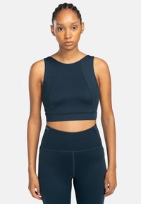 Navy blauwe crop top met een ronde halslijn en brede straps, voorzien van naaddetails en een soepele, rekbare textuur.