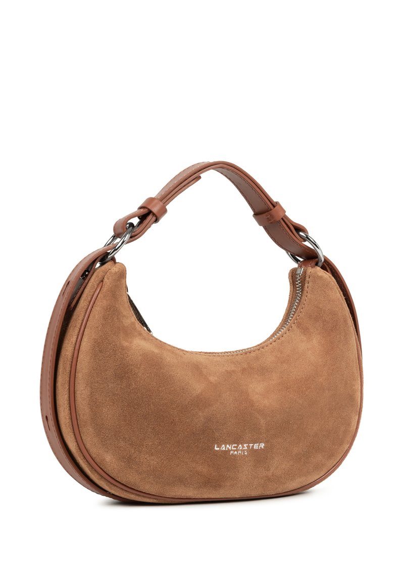 Borsa in camoscio marrone dal design curvo, con tracolla in pelle e dettaglio di cerniera argento. Presenta il logo "Lancaster Paris" impresso sul davanti.