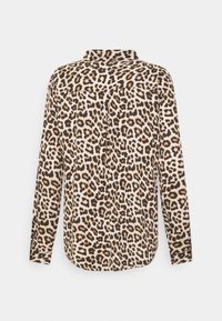 Leopardmønstret skjorte med knapper og lange ærmer, featuring Krave, buet kant og let stoftekstur.