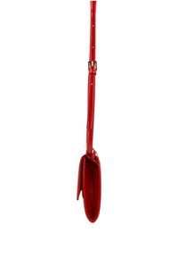Bolso de mano de charol rojo con un diseño elegante, que presenta una correa delgada y un interior abierto que muestra dos compartimentos.