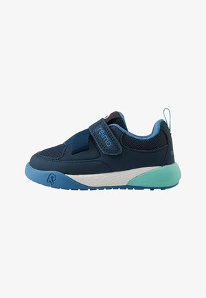 Marineblauer Sneaker für Kleinkinder mit hellblauer und türkisfarbener Sohle, Netzpaneelen und einem Klettverschluss mit der Aufschrift "rema".