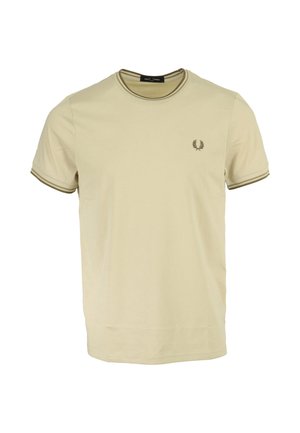 Beige bomulls t-shirt med rund hals och gröna ribbade detaljer. Har ett litet emblem på vänstra bröstet och korta ärmar.