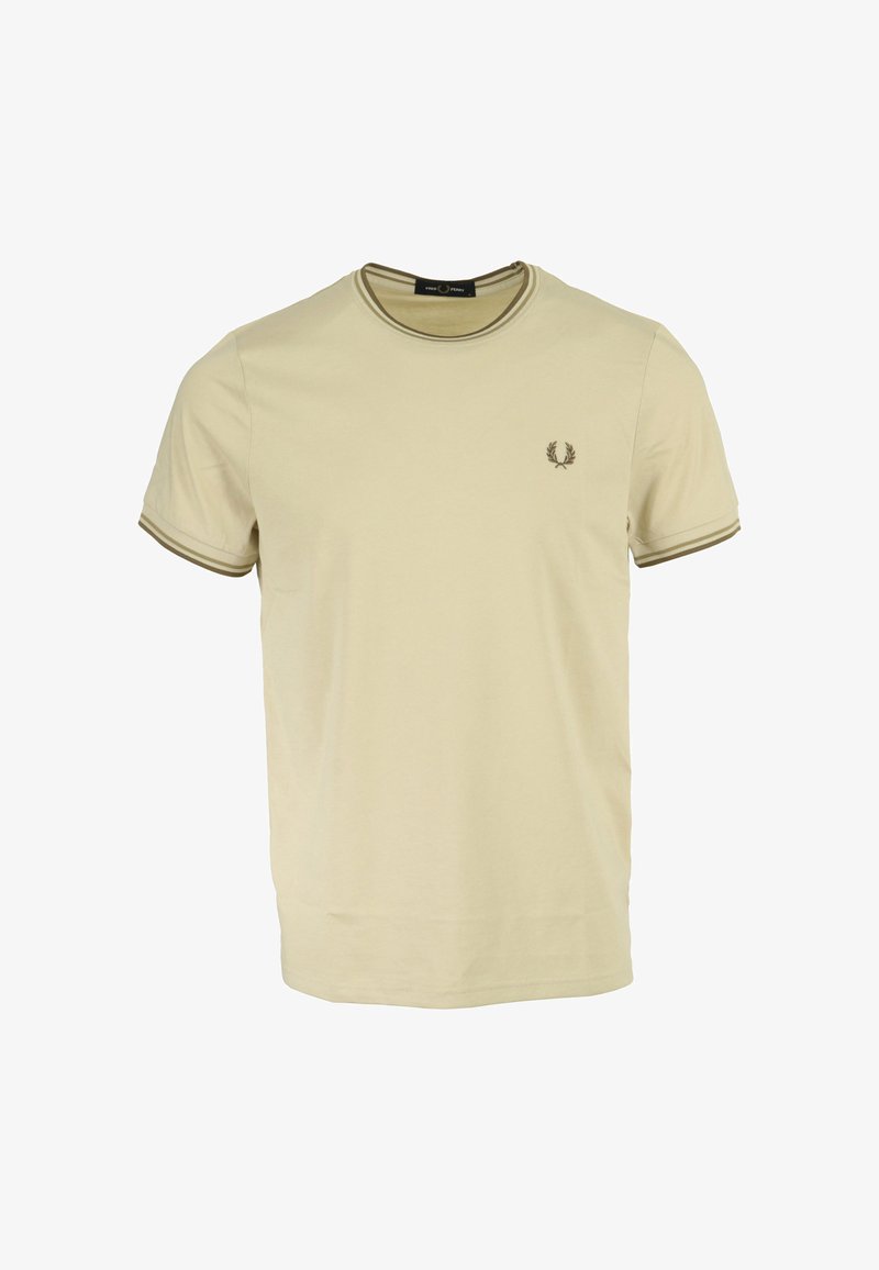 Camiseta de algodón beige con cuello redondo y acentos de canalé verdes. Presenta un pequeño emblema en el lado izquierdo del pecho y manga corta.