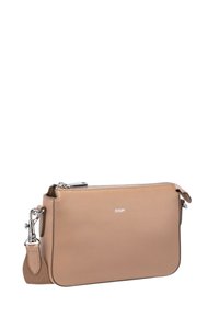 Borsa a tracolla in pelle beige con una superficie liscia, hardware argentato, chiusura a zip e dettaglio del logo. Include una tracolla regolabile.