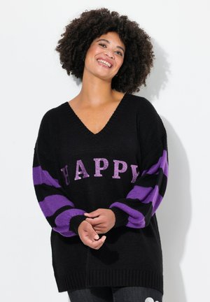 Zwarte gebreide trui met een V-hals, met paarse gestreepte mouwen en "HAPPY" in glinsterende letters over de voorkant.