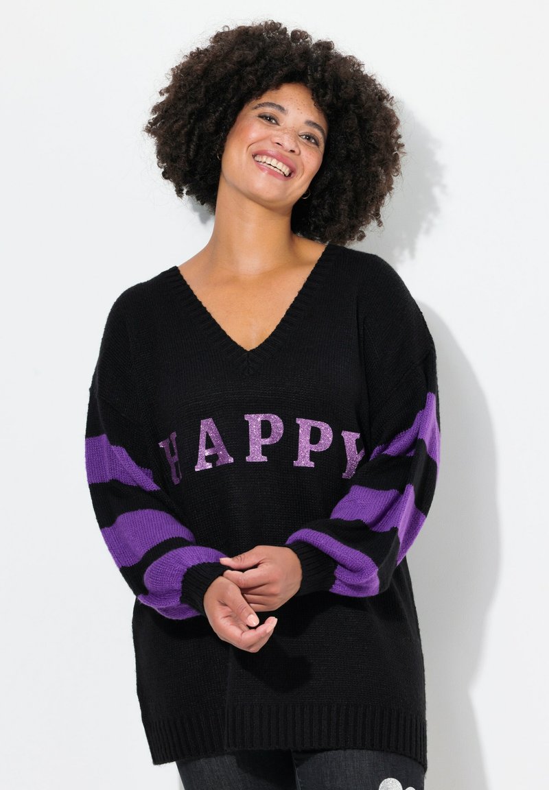 Maglione nero a maglia con scollatura a V, caratterizzato da maniche a righe viola e la scritta "HAPPY" in lettere glitterate sul davanti.