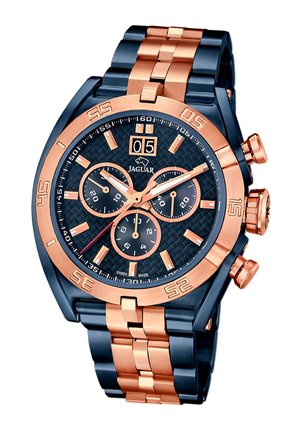 Montre chronographe avec un cadran texturé noir, des accents dorés et un bracelet en maillon métallique combinant or et bleu. Elle dispose de trois sous-cadrans.