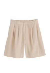 Shorts en lin beige avec un devant plissé, une fermeture à un bouton et des poches latérales. Le tissu a une texture douce et un design fluide.