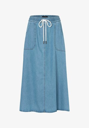 Jupe en denim bleu clair avec une taille élastique et un cordon blanc, dotée de deux poches avant et de coutures le long des coutures.