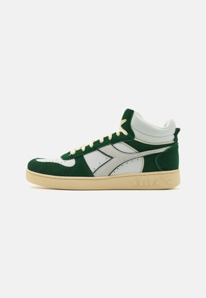Sneaker alte in suede verde e pelle bianca, suola in gomma beige, lacci color crema e dettaglio logo laterale.