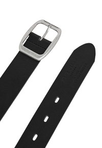 Schwarzer Ledergürtel mit einer rechteckigen silbernen Metallschnalle. Merkmale umfassen mehrere Löcher zur Anpassung und ein geprägtes Markenlogo auf dem Riemen.