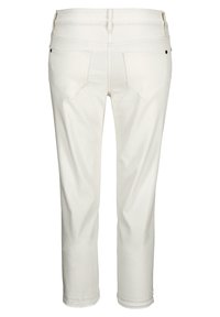 Biele denimové capri nohavice s priliehavým pásom, dizajnom s piatimi vreckami a prehnutými okrajmi. Majú zadné vrecká s jemným švom.
