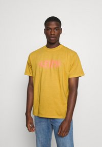Levi's® VINTAGE FIT GRAPHIC TEE - Triko s potiskem - cool yellow