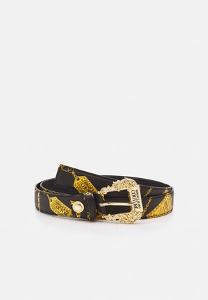 Zwarte riem met gouden ketting- en labelpatronen, voorzien van een sierlijke gouden gesp gegraveerd met "Versace Jeans Couture."