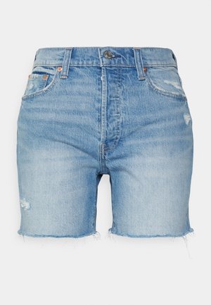 Jasnoniebieskie szorty jeansowe z postrzępionymi nogawkami i delikatnie przetartymi detalami, zapięcie na zamek z przodu, szlufki na pasek i klasyczny fason z pięcioma kieszeniami.