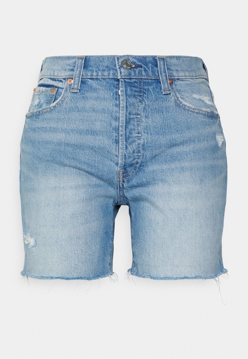 Short en jean bleu clair à ourlets effilochés et détails légèrement usés, fermeture éclair devant, passants pour ceinture et style classique à cinq poches.