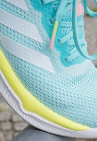 adidas Performance SUPERNOVA STRIDE - Tekaški copati za cesto - flash aqua/footwear white/pulse lime