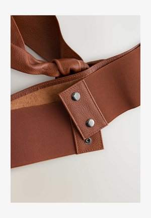 Cinturón marrón que presenta una sección de cuero texturizado, tela suave contrastante y broches de metal para el cierre. Incluye un detalle de tela retorcida.