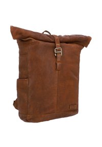 Zaino in pelle marrone con chiusura roll-top e superficie texture, cinturino regolabile, tasca laterale e design minimalista.