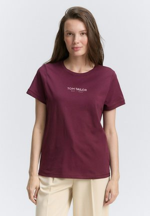 T-shirt en coton bordeaux à manches courtes et col rond, avec un logo "TOM TAILOR" blanc au centre.