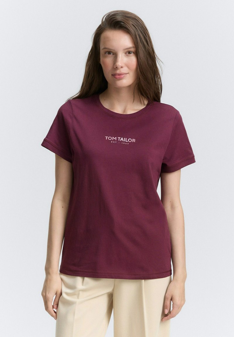 T-shirt en coton bordeaux à manches courtes et col rond, avec un logo "TOM TAILOR" blanc au centre.