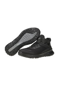 Sapatos desportivos pretos com parte superior em malha, colarinho almofadado e sola texturizada com sulcos profundos para tração. Projetados com um perfil elegante.