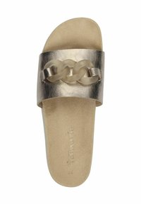 Sandalo scivoloso in oro metallico con una fascia larga caratterizzata da un design a catena. Soletta liscia e testurizzata con logo inciso. Forma contornata.