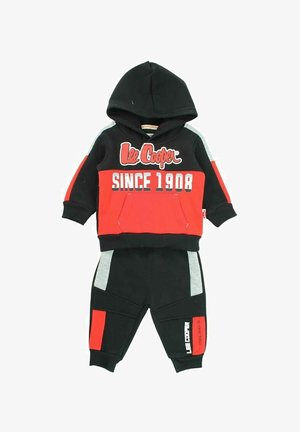 Ensemble de hoodie noir et rouge avec une poche avant, des accents gris sur les manches, et un pantalon noir assorti avec des détails rouges et gris ainsi qu'un logo.