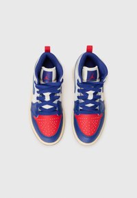Baskets bleues et rouges avec un design en cuir et en maille. Comprend un bout perforé, des lacets texturés et une languette arrière. Semelle en caoutchouc beige.