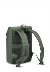 Groene rugzak met een gestructureerd ontwerp, gevoerde banden, met ritssluiting en netpanels. Glad textuur met minimale branding.