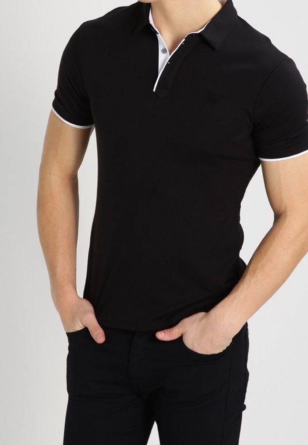 Polo shirt noir en tissu extensible, avec une patte de boutonnage blanche et un col rehaussé, design ajusté et manches courtes.