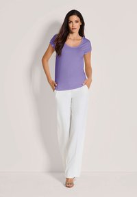 Paarse kortemouwen top met een ronde hals, gecombineerd met witte wijde broek. Gladde stoftextuur, casual pasvorm, met zakken.