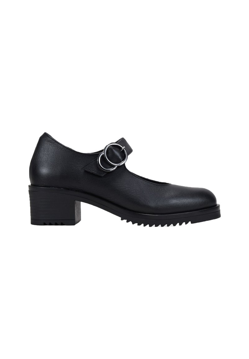 Zapato Mary Jane de cuero negro con tacón bajo de bloque y doble correa de hebilla plateada, suela texturizada para un mejor agarre, vista lateral sobre fondo blanco.