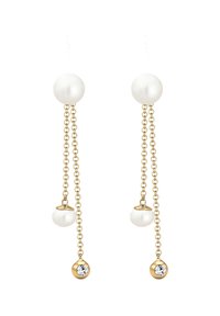 Boucles d'oreilles dorées avec deux perles blanches, ornées de chaînes pendantes, accentuées par une plus petite perle et un cristal aux extrémités.