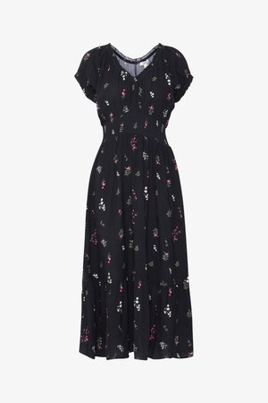 Zwarte midi-jurk met korte pofmouwen, ingesnoerde taille, een gerimpelde zoom en een verspreide kleine roze, witte en groene bloemenprint.
