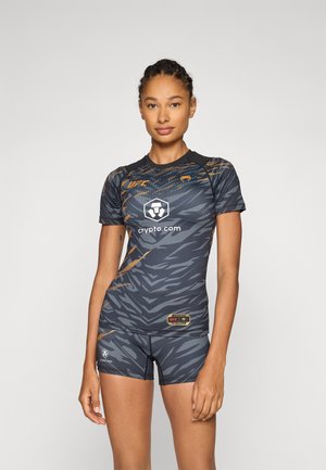 Kortsleeve rash guard og shorts sett i mørkegrå med oransje tigerstripe mønster. Har logotrykk og en tettsittende passform for aktiv bruk.