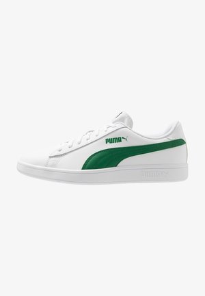 Zapatillas sintéticas blancas con detalles en verde, que cuentan con una franja lateral texturizada, diseño de cordones, cuello acolchado y logo en el lateral.
